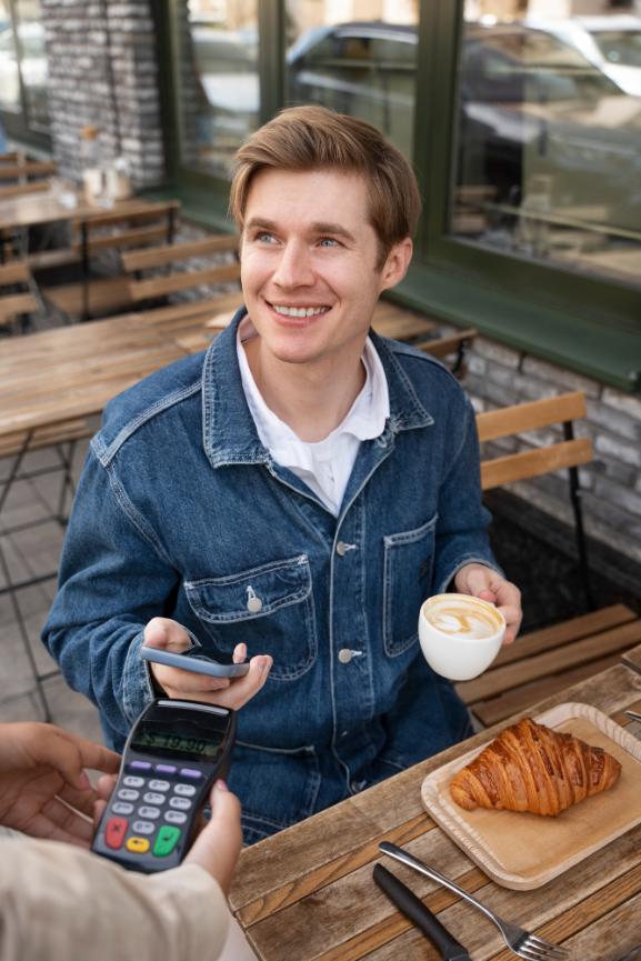 Мужчина платит в кафе через онлайн-кассу