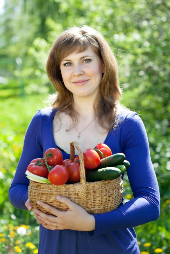 Девушка продает овощи на развес без онлайн-кассы