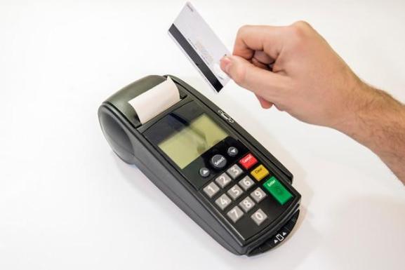 Банковская карта и терминал оплаты с пустым чеком