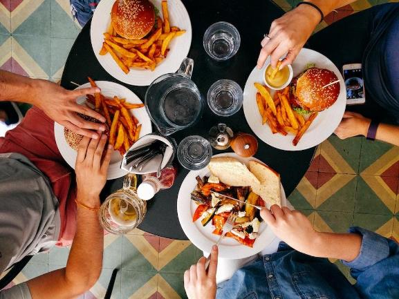 Dívka jí v restauraci